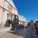 Costeggiando l�alberata piazza Vittorio Emanuele, si entra direttamente in piazza dei Martiri, che funge da ingresso della citt� vecchia. La piazza ci appare come uno spazio rettangolare con il pavimento ricoperto di chiare basole di pietra calcarea